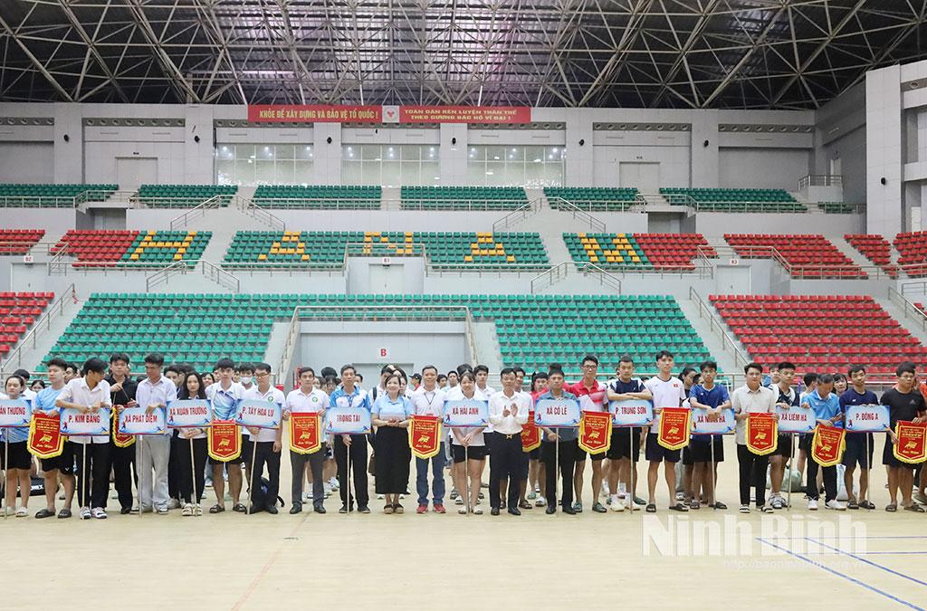Ban Tổ chức và đại biểu tặng Cờ lưu niệm và chụp ảnh cùng các đoàn tham dự.