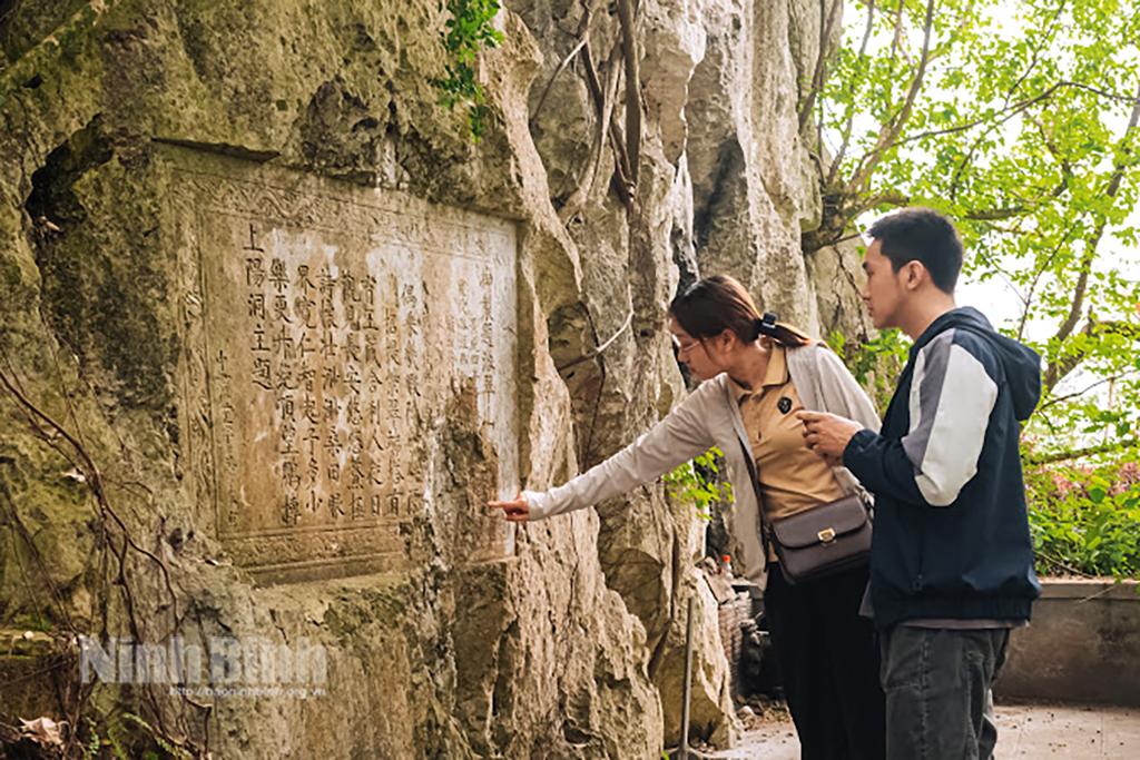 Thơ khắc trên núi Non Nước. Ảnh: Ngọc Linh
