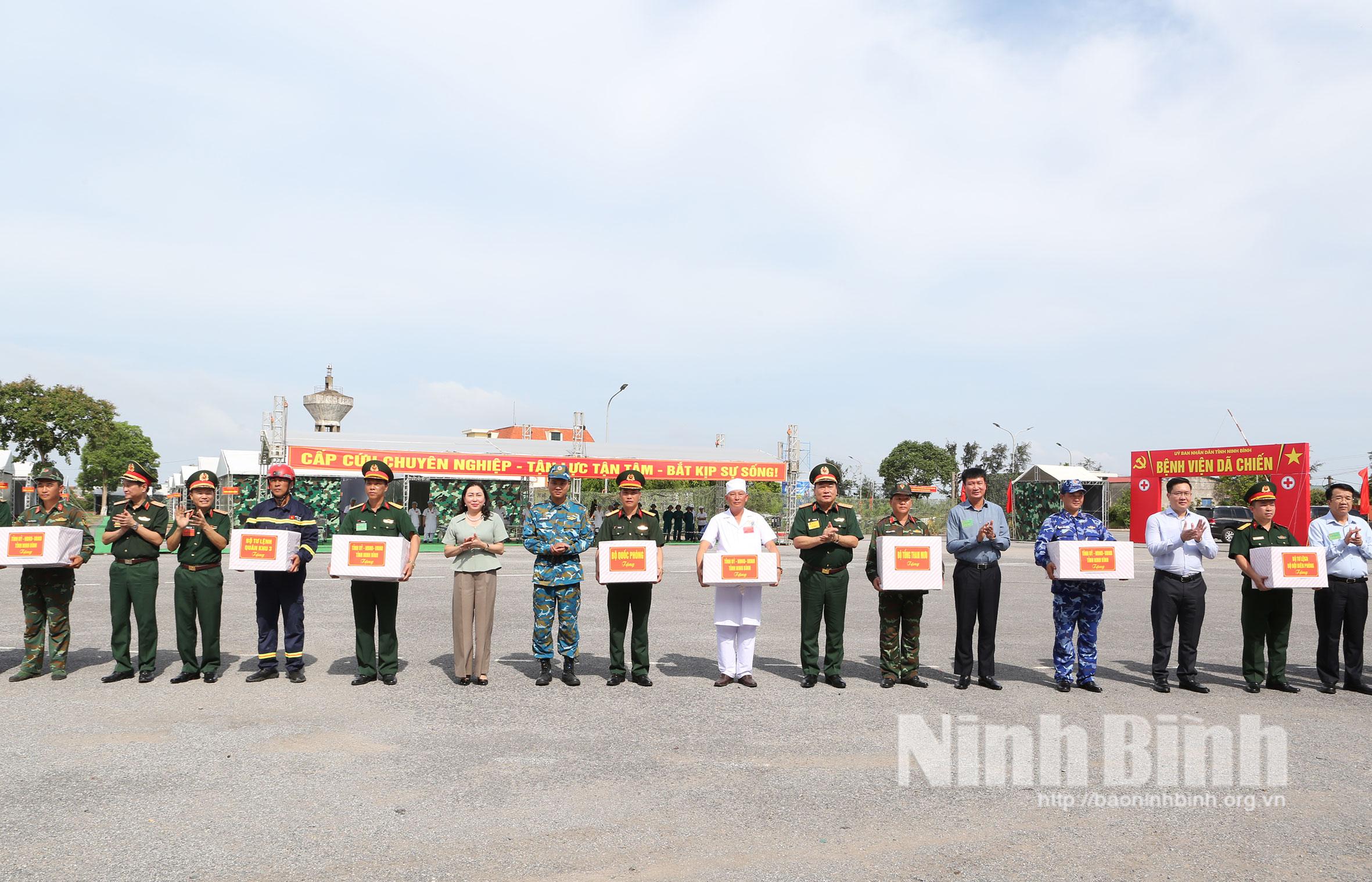 Lãnh đạo Bộ Tổng tham mưu Quân đội Nhân dân Việt Nam, Quân Khu 3 và Tỉnh ủy, UBND tỉnh tặng quà của Bộ Tổng tham mưu cho các đơn vị tham gia diễn tập.
