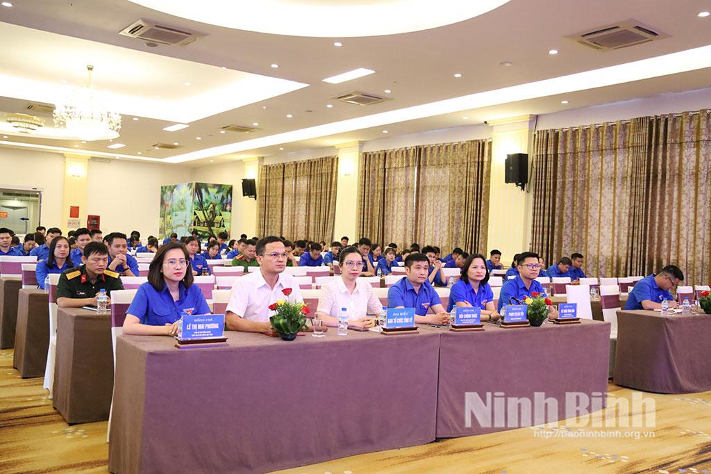 Các đại biểu tham dự khai mạc.