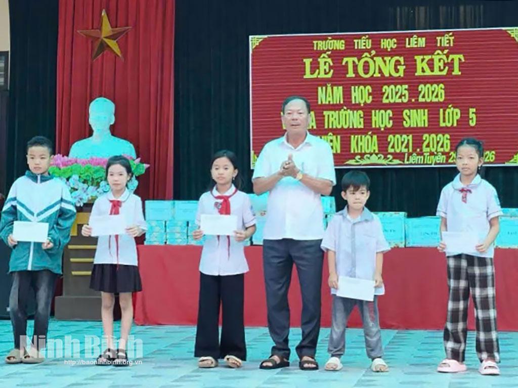 Ông Lê Gia Cường tặng quà cho các cháu học sinh có hoàn cảnh khó khăn Trường Tiểu học Liêm Tiết.