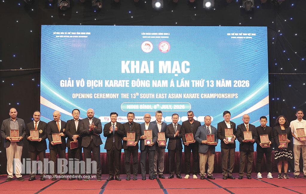 Ban Tổ chức trao quà lưu niệm cho Ban Trọng tài quốc tế, các đoàn tham dự giải.