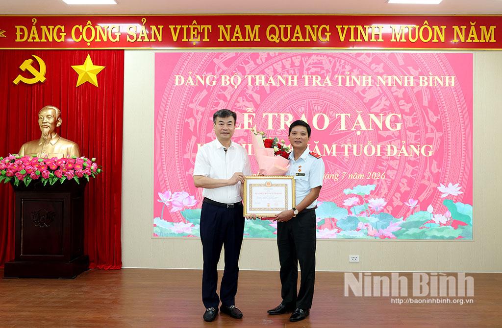 Đồng chí Phó Bí thư Đảng ủy UBND tỉnh Trương Công Khải trao Huy hiệu 30 năm tuổi Đảng cho đồng chí Nguyễn Văn Thái, Phó Trưởng phòng Phòng nghiệp vụ 11, Thanh tra tỉnh.