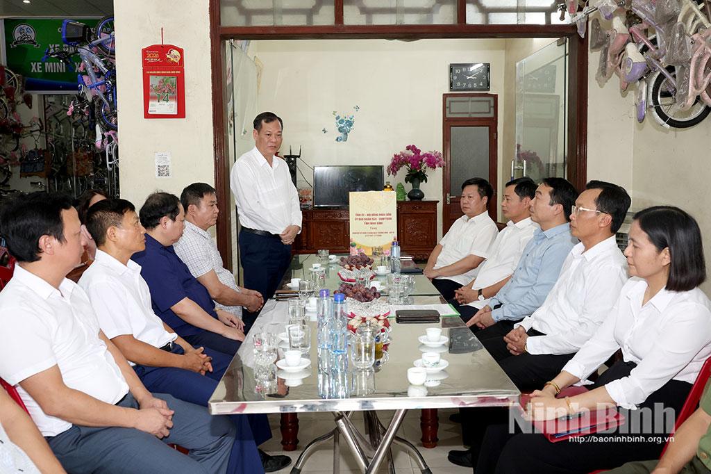 Đồng chí Lê Quốc Chỉnh, Phó Bí thư Tỉnh ủy, Chủ tịch HĐND tỉnh và đoàn công tác thăm, tặng quà gia đình thương binh Trương Ngọc Quyến, ở xóm thôn Yên Lộc.