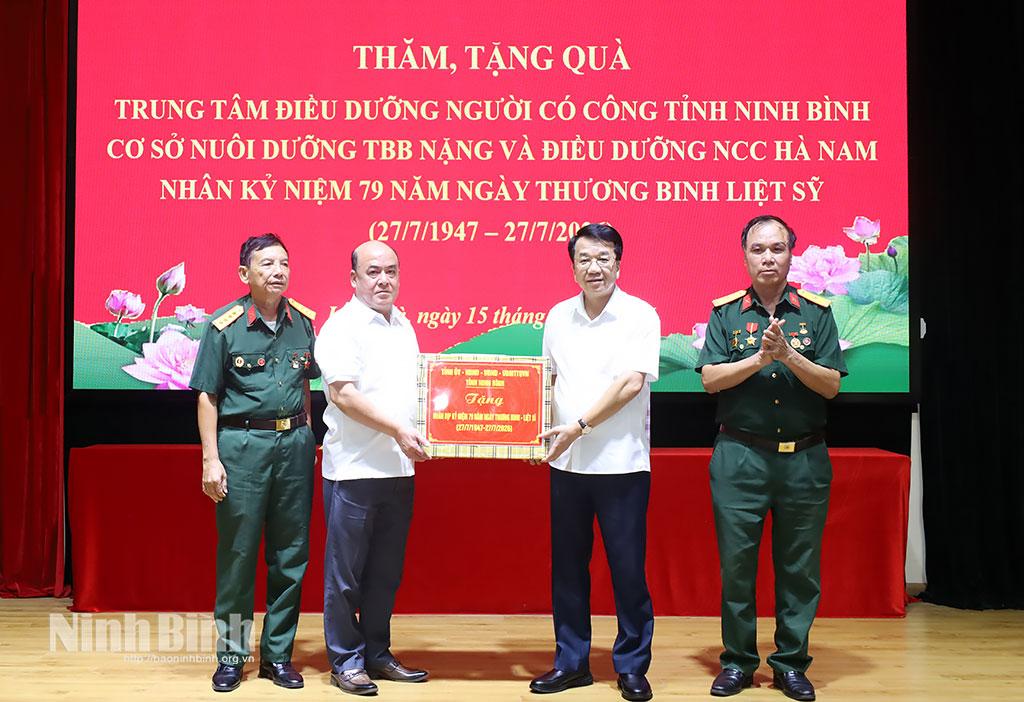 Đồng chí Nguyễn Thanh Bình, Phó Bí thư Tỉnh ủy, Chủ tịch UBND tỉnh tặng quà Cơ sở Nuôi dưỡng thương, bệnh binh nặng và điều dưỡng người có công Hà Nam (xã Liêm Hà).