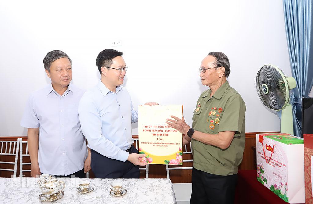 Đồng chí Trần Đăng Quỳnh, Ủy viên dự khuyết Trung ương Đảng, Phó Bí thư Thường trực Tỉnh ủy thăm, tặng quà gia đình ông Vũ Đình Thu, người hoạt động kháng chiến bị nhiễm chất độc hóa học (tổ dân phố 2 Đông Y).