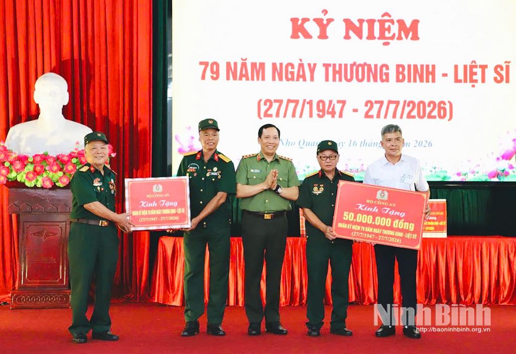 Đồng chí Thượng tướng Lê Văn Tuyến, Uỷ viên Trung ương Đảng, Thứ trưởng Bộ Công an trao quà cho Cơ sở Điều dưỡng thương binh Nho Quan và các thương binh, bệnh binh, đối tượng chính sách đang được quản lý, chăm sóc, điều trị tại Cơ sở.