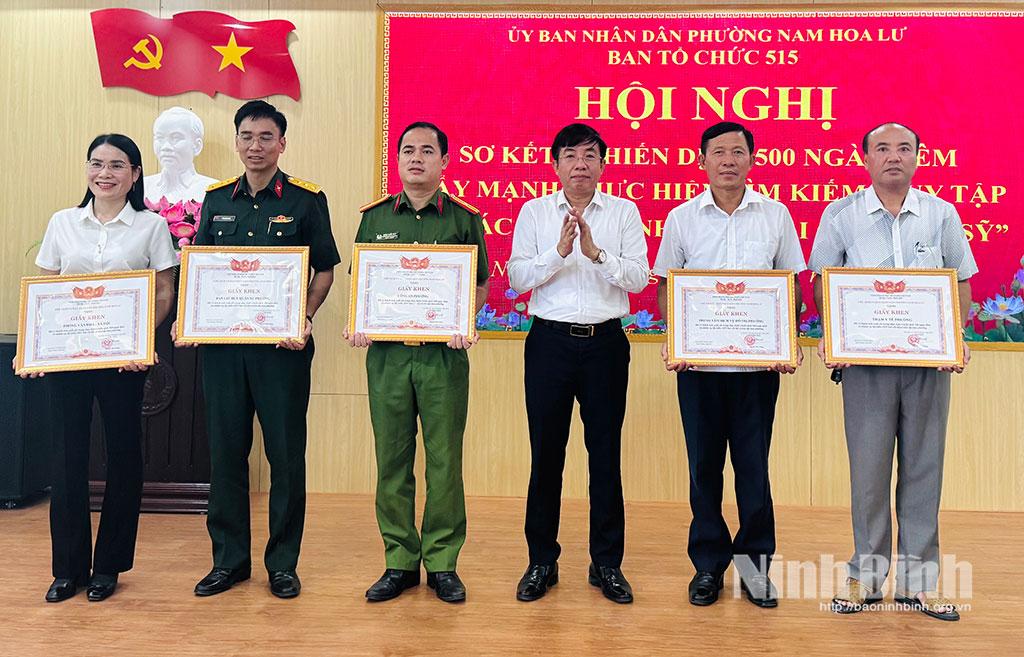 Lãnh đạo phường Nam Hoa Lư trao Giấy khen cho các tập thể có thành tích xuất sắc trong thực hiện Chiến dịch.