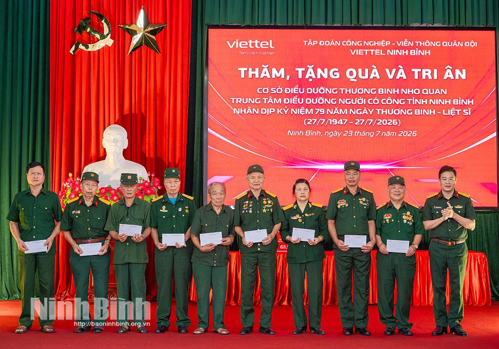 Lãnh đạo Chi nhánh Viettel Ninh Bình tặng quà thương, bệnh binh Trung tâm Điều dưỡng thương binh Nho Quan. Ảnh: Ngọc Linh