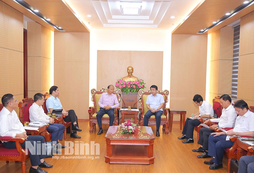 Quang cảnh buổi làm việc.