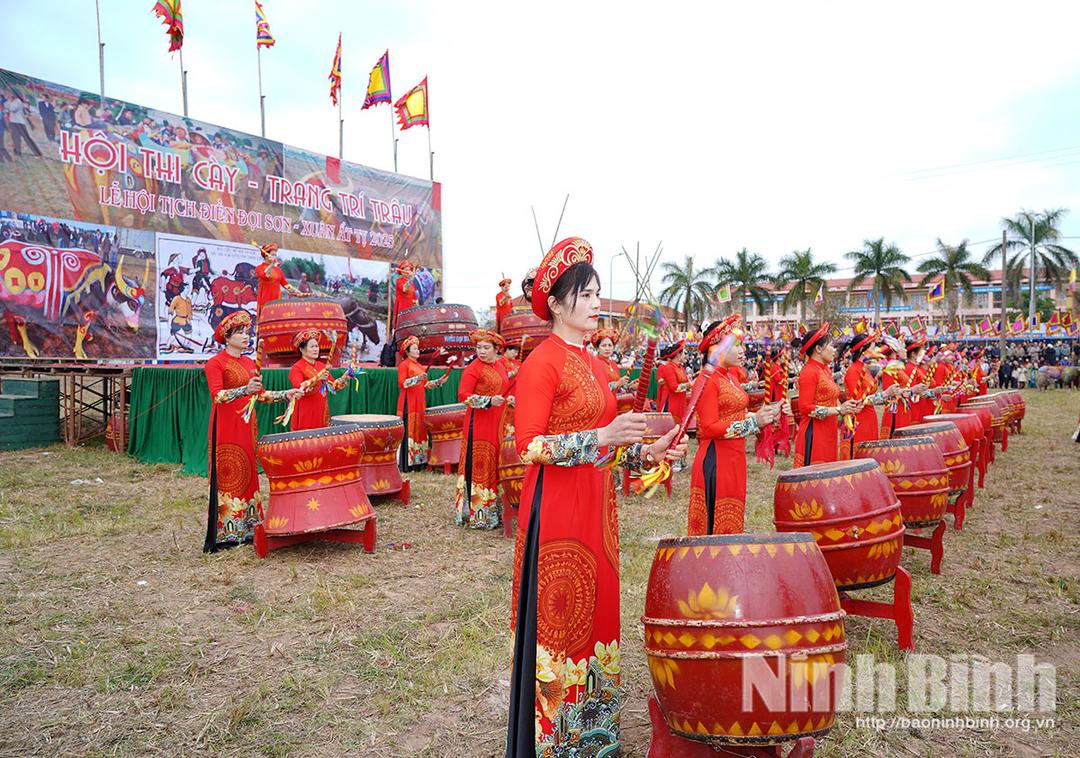Tiết mục mở màn khai hội Lễ hội Tịch điền Đọi Sơn năm 2025 của Đội trống nữ Đọi Tam.