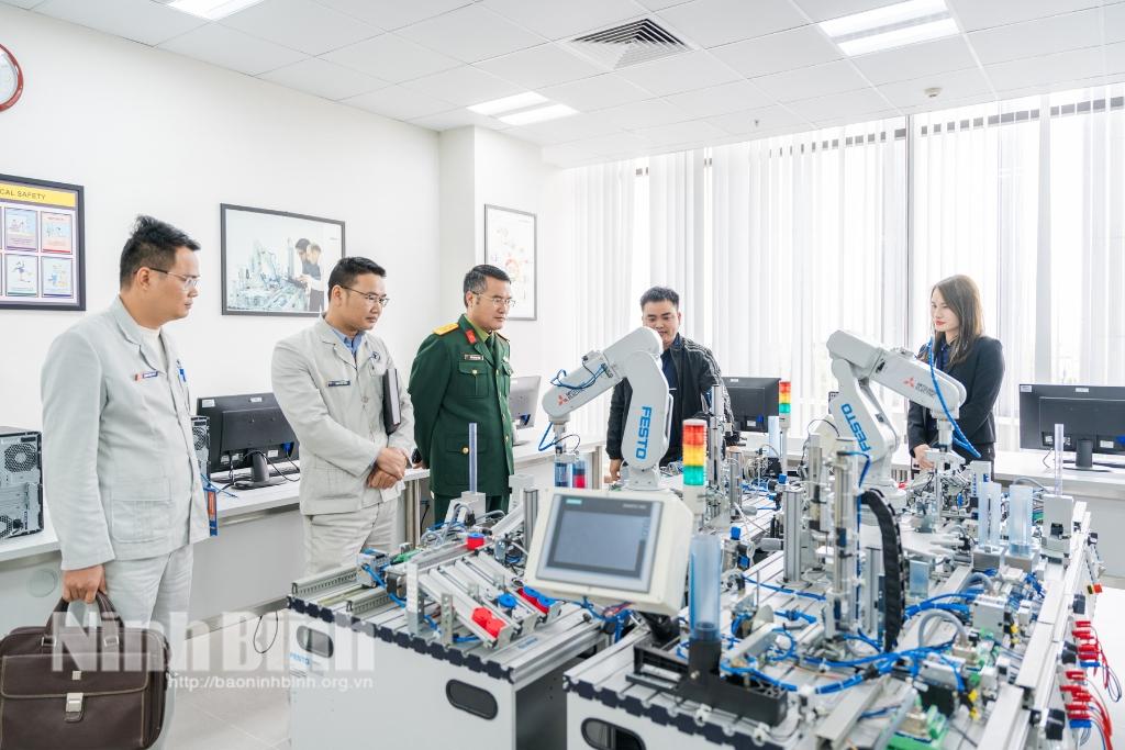 Cán bộ, giáo viên Trường Cao đẳng nghề số 20 tham quan tại Công ty Cổ phần sản xuất và kinh doanh Vinfast.