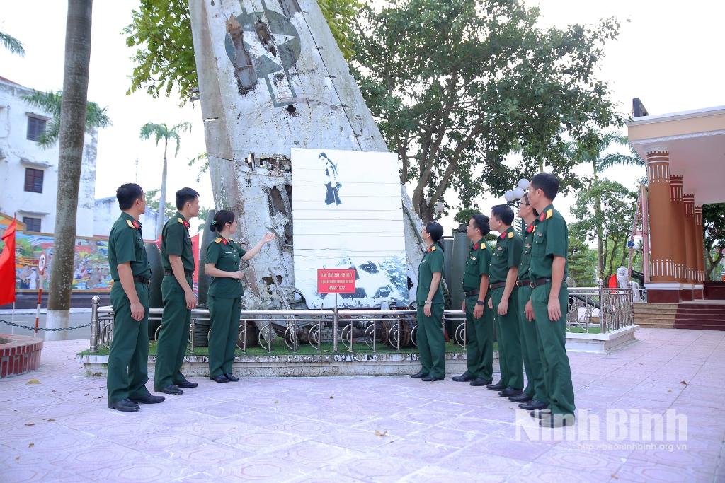 Cán bộ, chiến sĩ Ban Chỉ huy PTKV 3 - Đông A (Bộ CHQS tỉnh Ninh Bình) tham quan hiện vật là một phần xác máy bay F4H của Mỹ do Quân và nhân dân trong tỉnh bắn rơi trong cuộc kháng chiến chống Mỹ cứu nước.