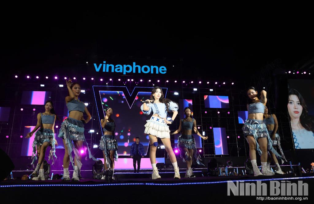 Ca sĩ Muộii biểu diễn tại đêm đại nhạc hội.