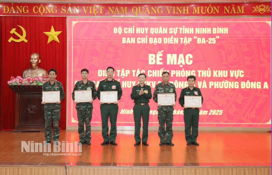 Thiếu tướng Lương Văn Kiểm, Tư lệnh Quân khu 3 tặng Bằng khen cho các đơn vị có thành tích xuất sắc trong diễn tập PTKV 3 - Đông A.