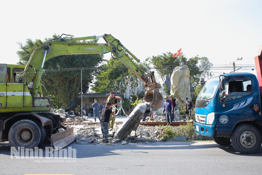 Lực lượng chức năng phối hợp cùng ngành đường sắt tổ chức tháo dỡ lối đi tự mở qua đường sắt tại xã Liêm Hà, bảo đảm an toàn giao thông.