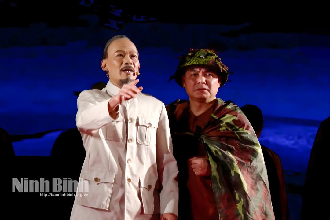 Vở kịch “Người đi dép cao su” (Nhà hát Kịch Việt Nam) với nét diễn đậm tính lịch sử và nhân văn, tái hiện hình ảnh Chủ tịch Hồ Chí Minh qua biểu tượng giản dị nhưng kiên cường.