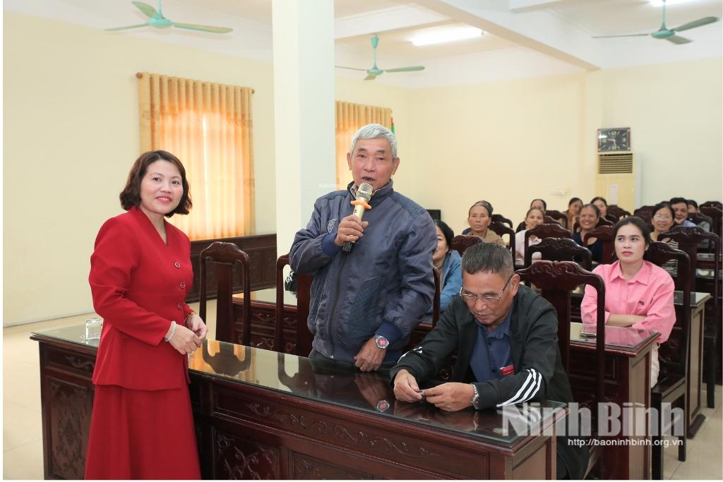 Cán bộ Chi cục Dân số và Trẻ em Ninh Bình trao đổi kỹ năng truyền thông với đội ngũ cộng tác viên dân số và trẻ em.