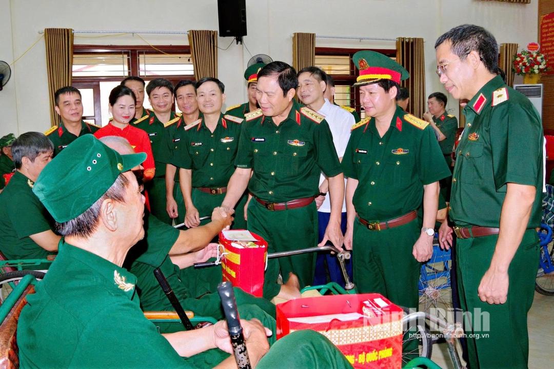 Các đồng chí lãnh đạo Bộ Quốc phòng, Quân khu 3 và Bộ CHQS tỉnh thăm hỏi, tặng quà động viên các thương, bệnh binh trên địa bàn tỉnh.