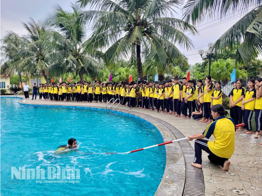 Học sinh Trường THCS Hòa Hậu được trực tiếp thực hành kỹ năng cứu hộ, xử lý tình huống dưới nước tại bể bơi dưới sự hướng dẫn của lực lượng chức năng và giáo viên.