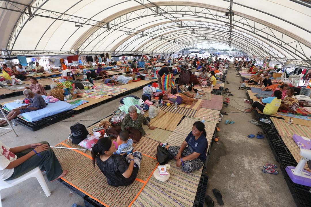 Người dân sơ tán tránh xung đột biên giới tại Buriram, Thái Lan ngày 28/7/2025. Ảnh: TTXVN