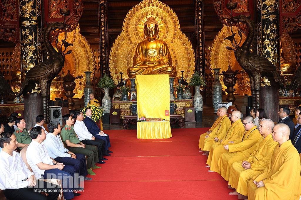 Quang cảnh buổi trao tặng.