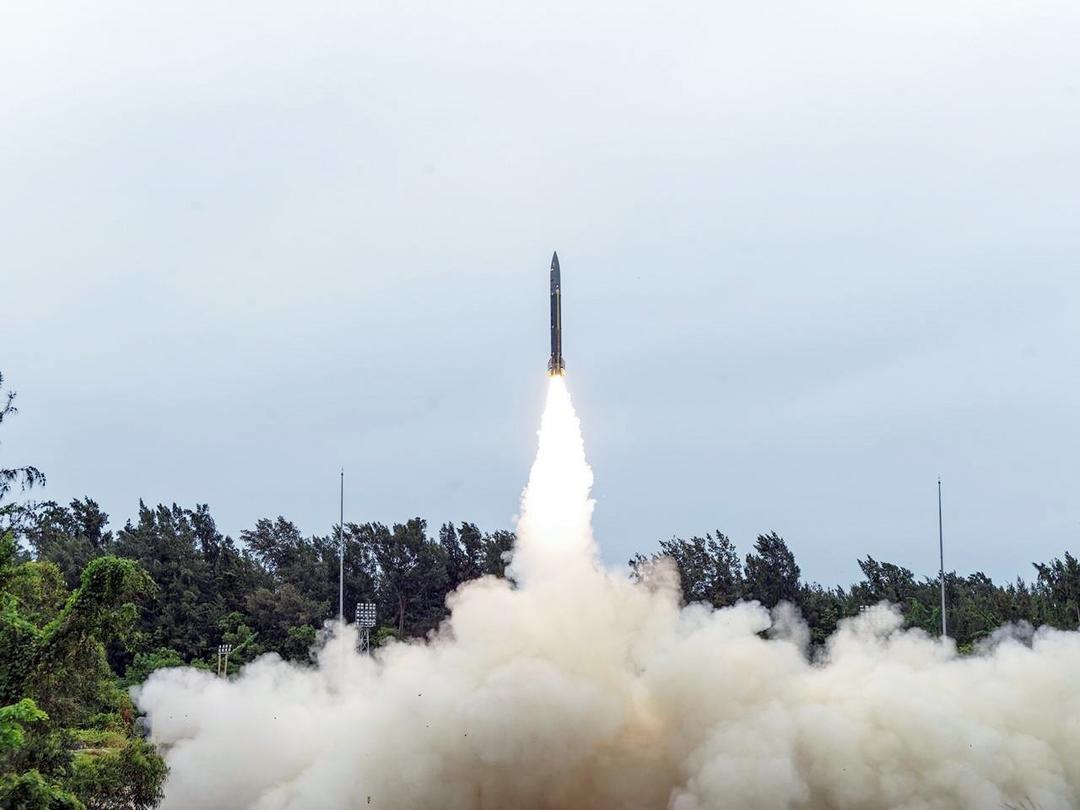 Tên lửa Pralay được phóng thử từ đảo Dr APJ Abdul Kalam, ngoài khơi bang Odisha, Ấn Độ.