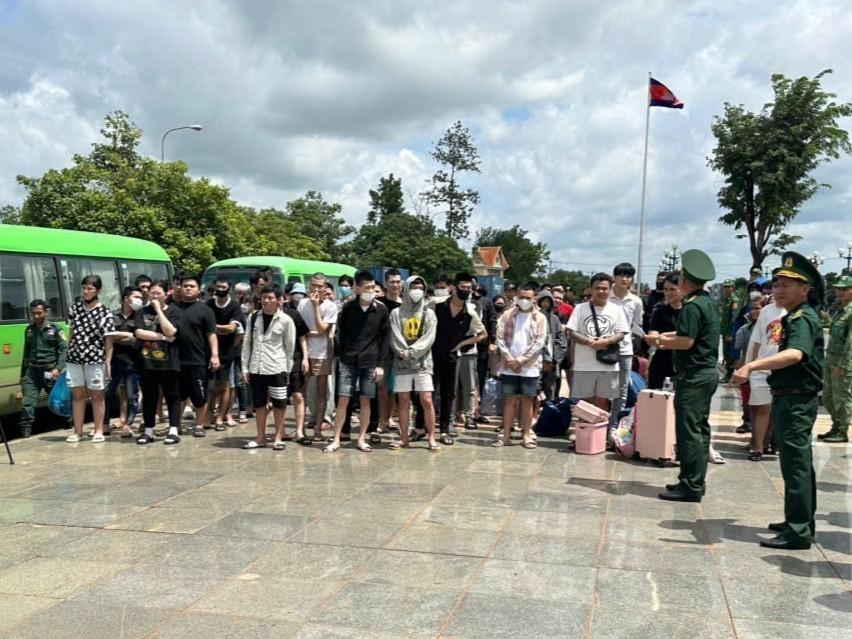 Công dân Việt Nam được Campuchia bàn giao tại Cửa khẩu Quốc tế Hoa Lư, tỉnh Đồng Nai. Ảnh: TTXVN