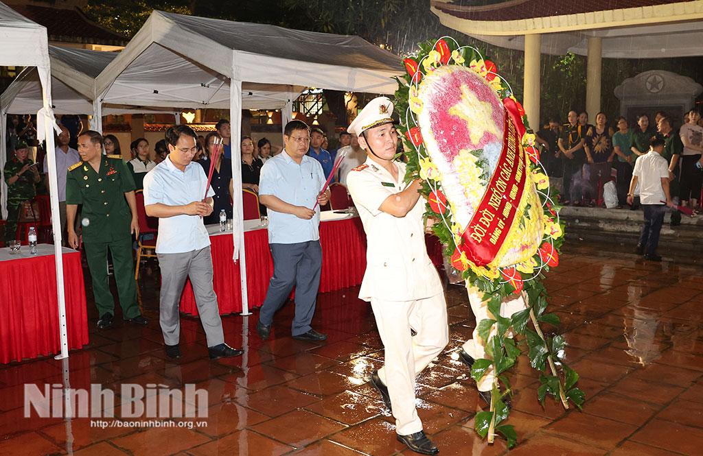 Các đồng chí lãnh đạo phường Hoa Lư đặt vòng hoa, dâng hương tại Nghĩa trang liệt sĩ trên địa bàn phường.