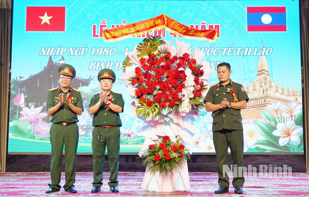 Phó Tùy viên Quốc phòng nước Cộng hòa Dân chủ Nhân dân Lào tại Việt Nam tặng hoa chúc mừng Ban Liên lạc 678 tỉnh Ninh Bình.