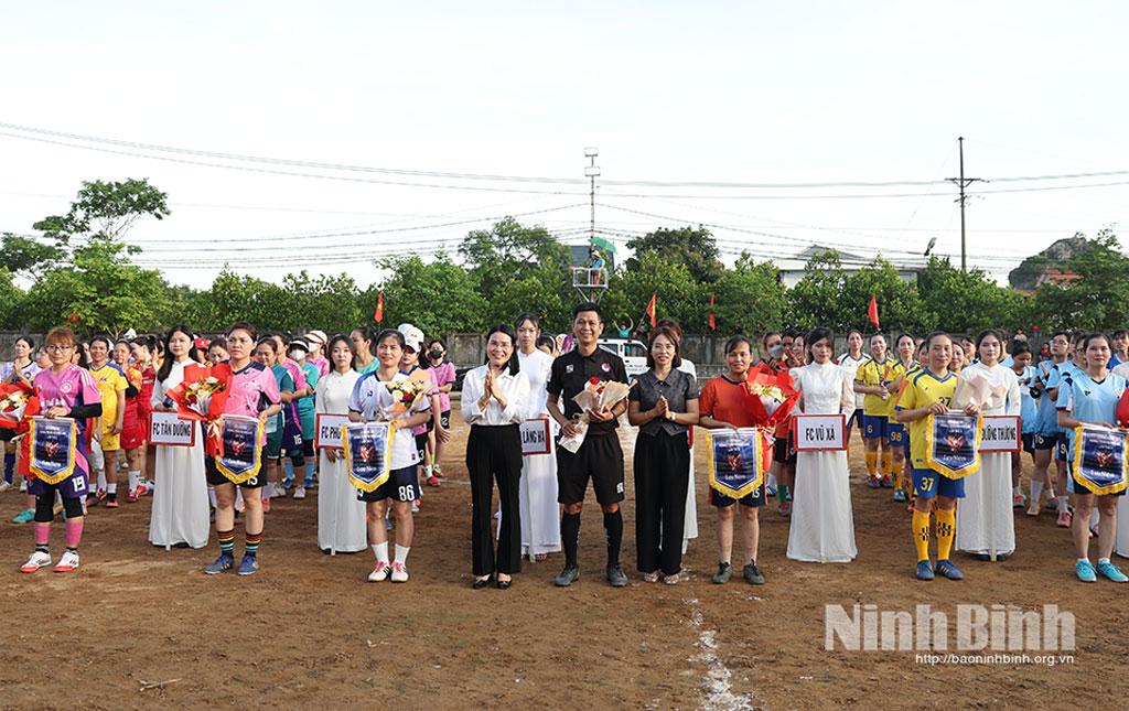 Ban tổ chức trao hoa, cờ lưu niệm cho các đội tham gia giải.