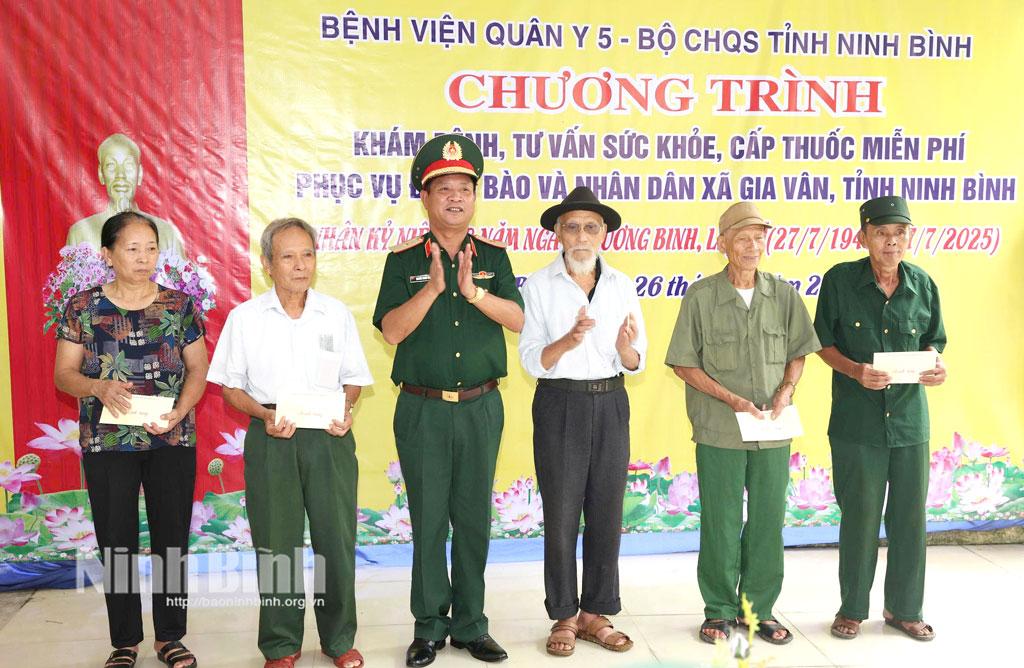 Đồng chí Thiếu tướng Nguyễn Thanh Tình, Phó Chính ủy Quân đoàn 12 trao tặng quà cho thương binh, bệnh binh và gia đình chính sách trên địa bàn xã Gia Vân.