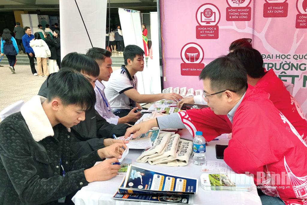 Trường Đại học Việt Nhật (Đại học Quốc gia Hà Nội) tư vấn tuyển sinh cho học sinh các trường THPT trên địa bàn tỉnh.