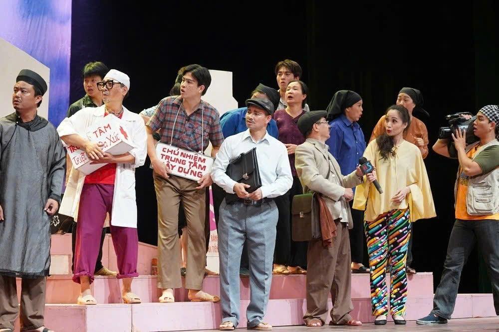 “Bệnh sĩ” cháy vé hai đêm liên tiếp.