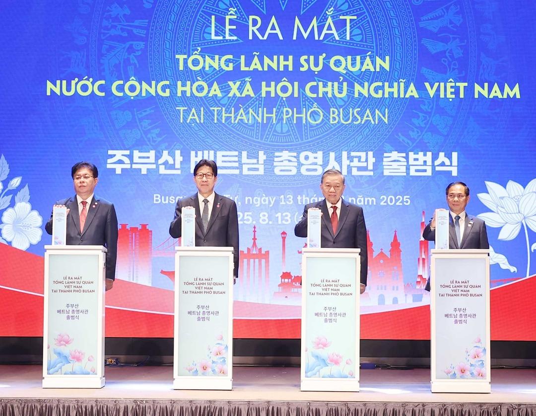 Tổng Bí thư Tô Lâm và các đại biểu thực hiện nghi thức ra mắt Tổng Lãnh sự Việt Nam tại Busan (Hàn Quốc).