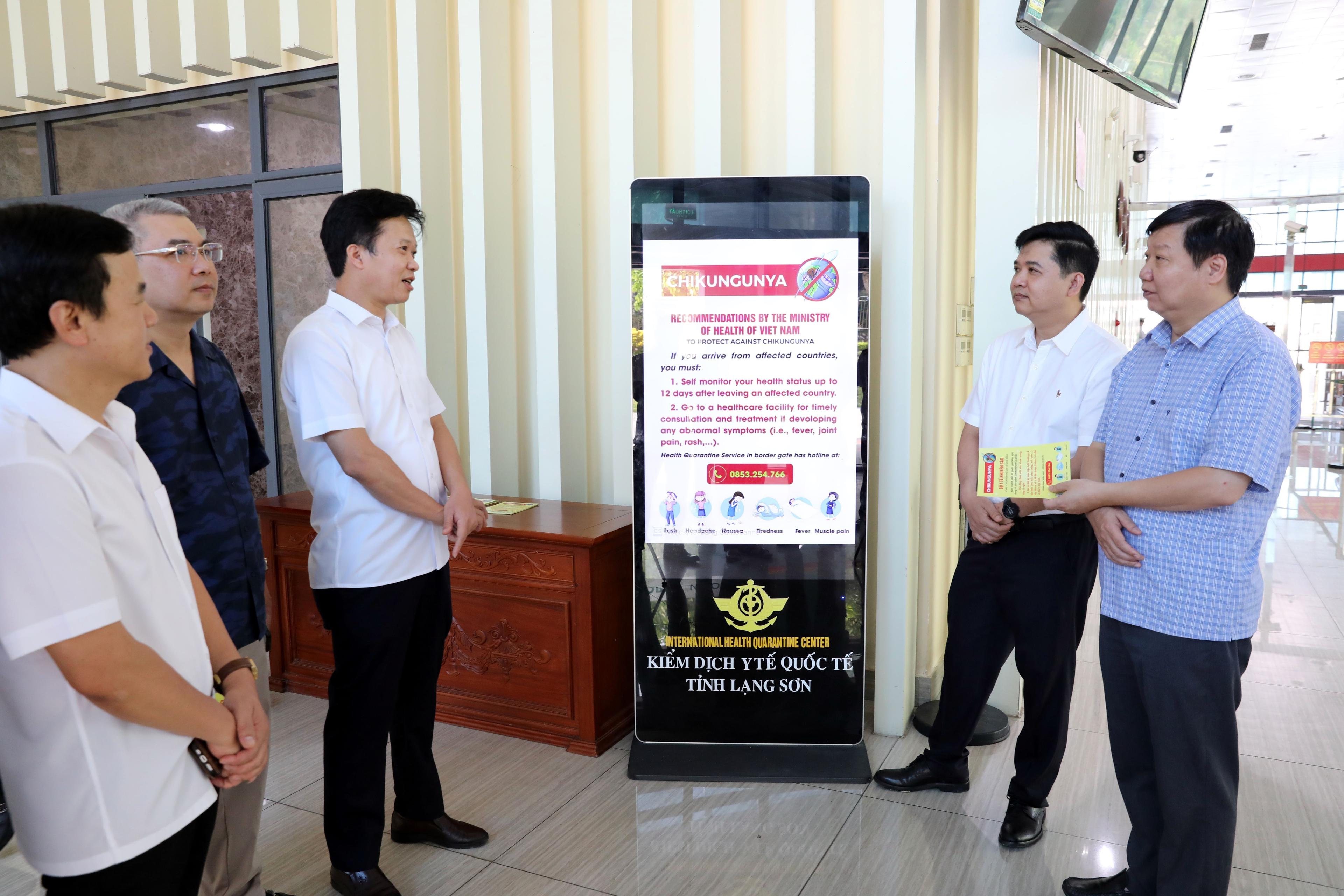 Đoàn công tác của Cục Phòng bệnh, Bộ Y tế kiểm tra công tác phòng chống dịch Chikungunya tại khu vực xuất nhập cảnh, Cửa khẩu quốc tế Hữu Nghị tỉnh Lạng Sơn. Ảnh: TTXVN