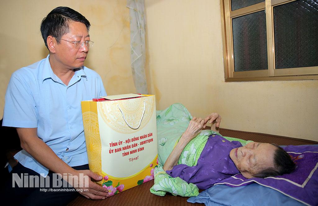 Đồng chí Trần Song Tùng, Ủy viên Ban Thường vụ Tỉnh ủy, Phó Chủ tịch Thường trực UBND tỉnh thăm, tặng quà bà Hứa Thị Thống, người có công giúp đỡ cách mạng tại phường Tam Điệp.