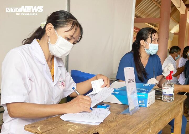 Nhân viên y tế cơ sở làm thủ tục thăm khám cho người bệnh. (Ảnh: VTC News)