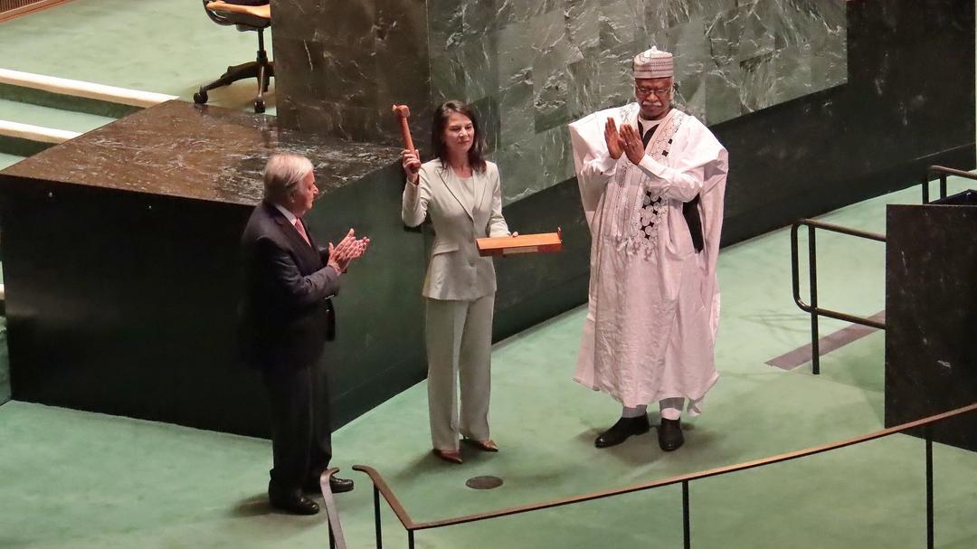 Tổng thư ký LHQ Antonio Guterres chứng kiến Nghi lễ bàn giao cương vị chủ tịch Đại hội đồng khóa 79 từ ông Philemon Yang cho bà Annalena Barbock.