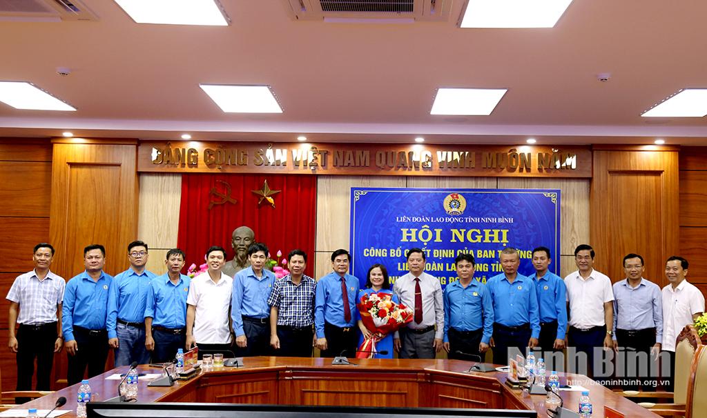 Các đại biểu tặng hoa chúc mừng Ban Chấp hành Công đoàn xã Phát Diệm.