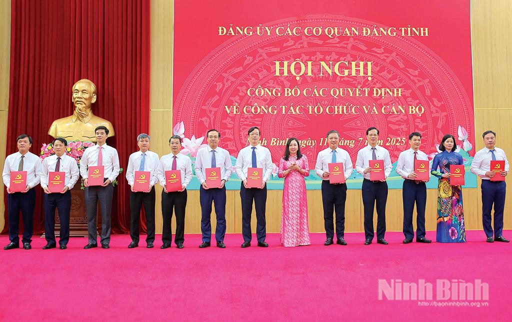 Đồng chí Đinh Thị Lụa, Phó Bí thư Thường trực Tỉnh ủy, Bí thư Đảng ủy các cơ quan Đảng tỉnh trao các quyết định thành lập 12 tổ chức cơ sở đảng trực thuộc Đảng bộ các cơ quan Đảng tỉnh. Ảnh: Anh Tuấn