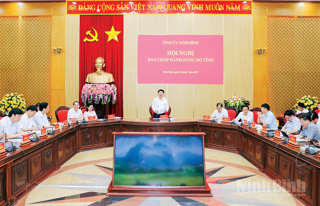 Đồng chí Trương Quốc Huy, Bí thư Tỉnh ủy, Trưởng Đoàn đại biểu Quốc hội tỉnh phát biểu tại Hội nghị Ban Chấp hành Đảng bộ tỉnh.