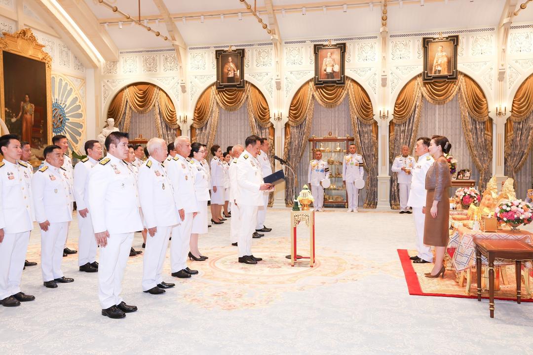 Thủ tướng Thái Lan Anutin Charnvirakul cùng các thành viên nội các mới tuyên thệ nhậm chức trước Nhà Vua Maha Vajiralongkorn tại Bangkok, ngày 24/9/2025. Ảnh: THX/TTXVN