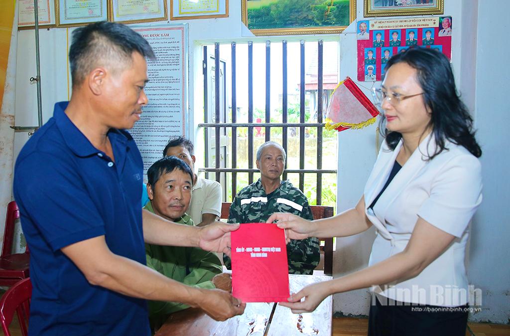 Lãnh đạo Ủy ban MTTQ Việt Nam tỉnh thăm hỏi và trao tiền hỗ trợ cho người nhà nạn nhân Nguyễn Văn Quỳnh, xã Chất Bình.