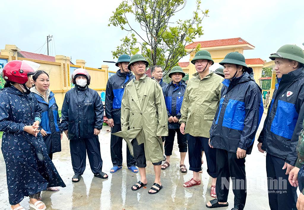 Đồng chí Trần Song Tùng, Ủy viên Ban Thường vụ Tỉnh ủy, Phó Chủ tịch Thường trực UBND tỉnh kiểm tra tình hình thiệt hại do bão số 10 tại xã Chất Bình