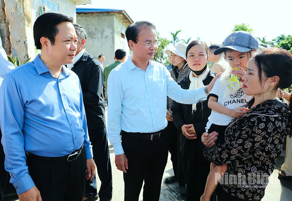 Đồng chí Bí thư Tỉnh uỷ Đặng Xuân Phong và đồng chí Chủ tịch UBND tỉnh thăm hỏi, động viên gia đình có người thiệt mạng do bão số 10 ở xã Hải Thịnh.