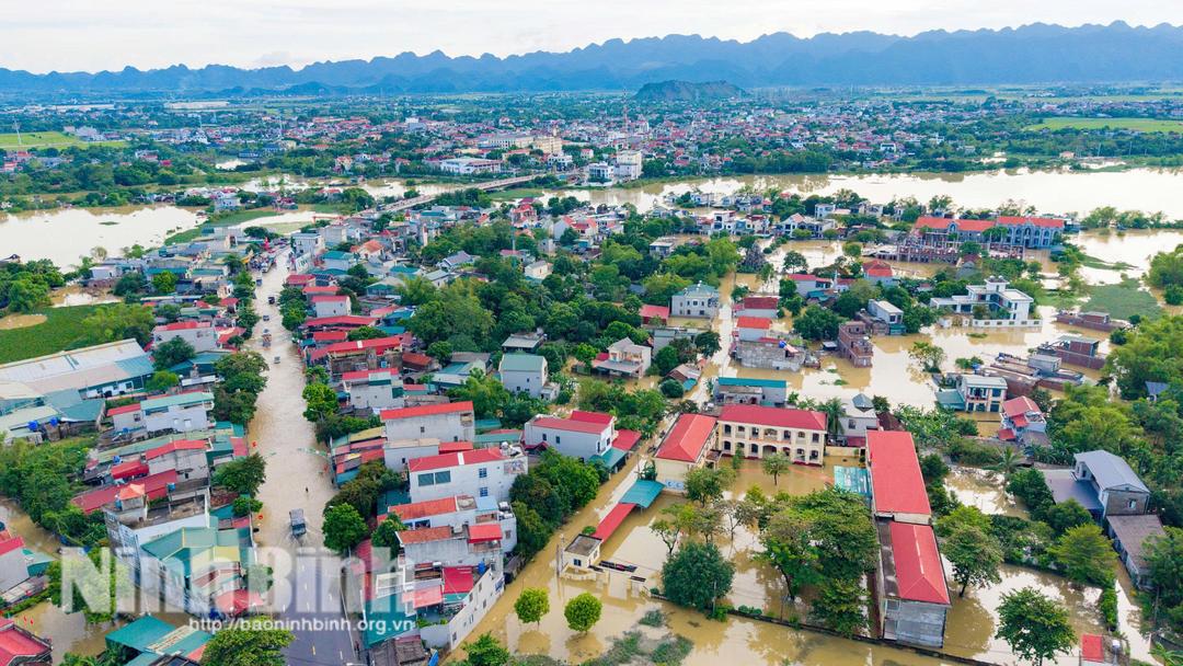 Bão số 10 và mưa lũ gây ngập lụt trên địa bàn xã Phú Sơn. Ảnh: Ngọc Linh