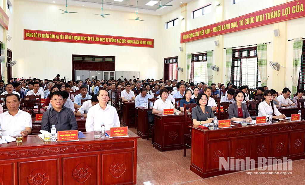 Đồng chí Phó Chủ tịch Quốc hội Nguyễn Thị Thanh và các đại biểu dự hội nghị tiếp xúc cử tri xã Yên Từ.