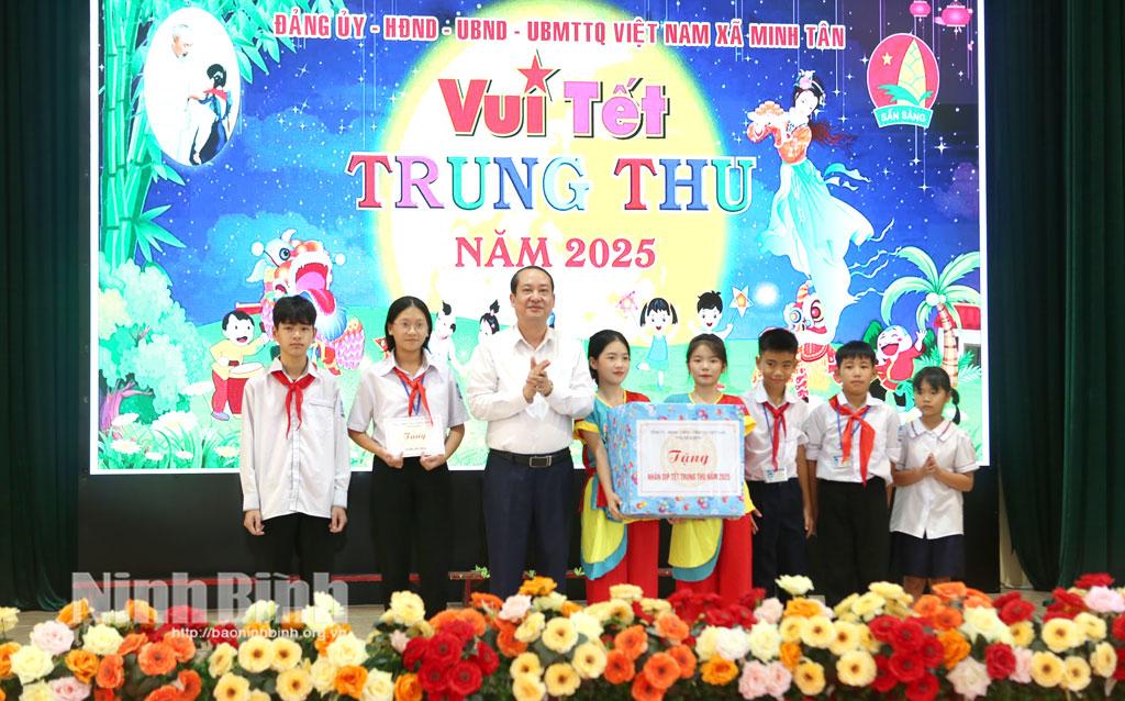 Đồng chí Mai Văn Tuất, Phó Bí thư Tỉnh ủy, Chủ tịch Ủy ban MTTQ Việt Nam tỉnh tặng quà cho các cháu thiếu niên, nhi đồng xã Minh Tân.