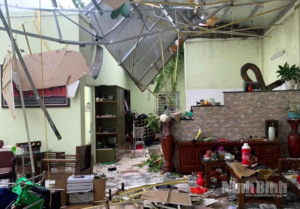 Ảnh minh hoạ. (Trong ảnh: Giông lôc gây tốc mái nhiều ngôi nhà ở xã Yên Khánh).